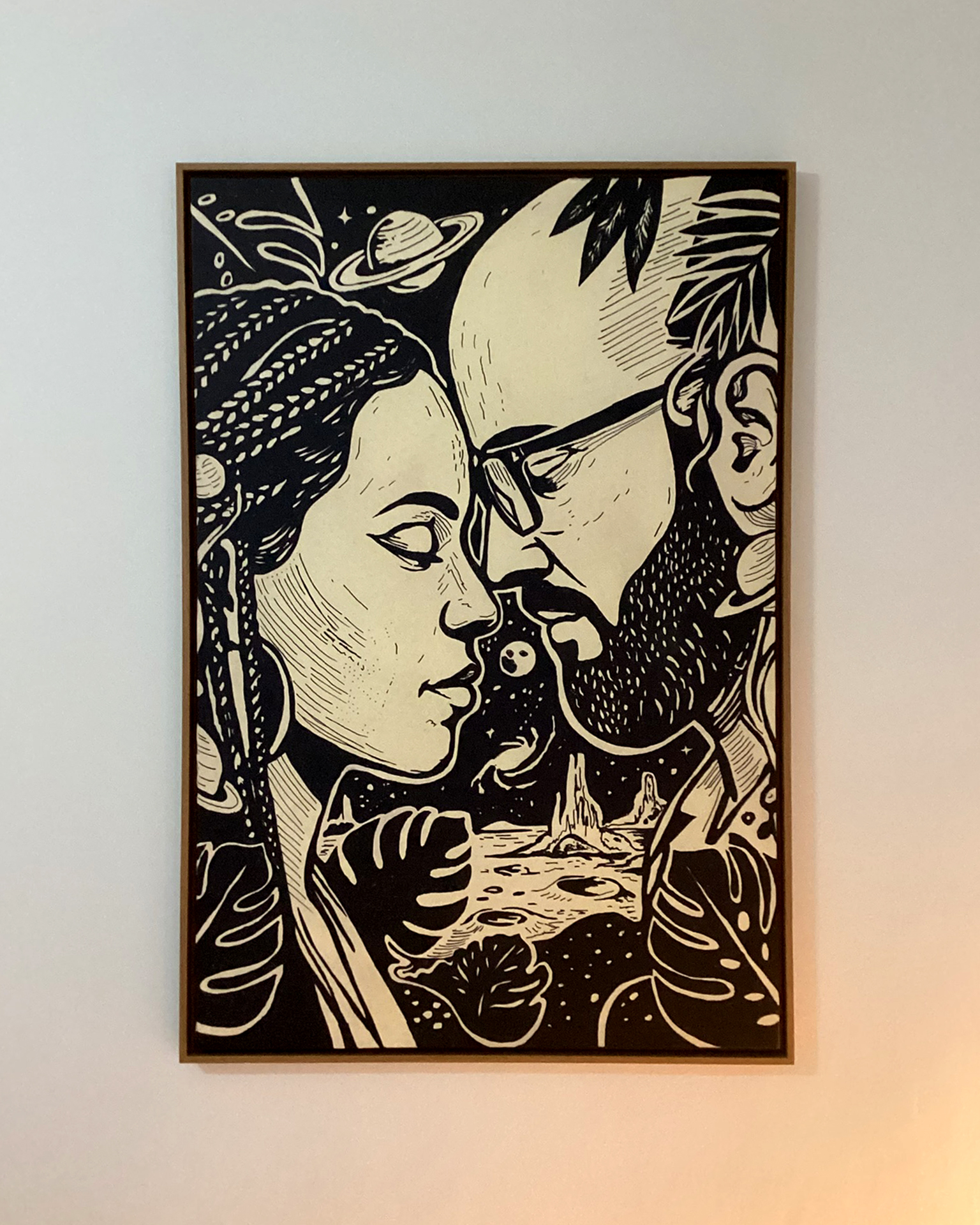 Quadro personalizado com ilustração autoral de um casal em moldura de madeira