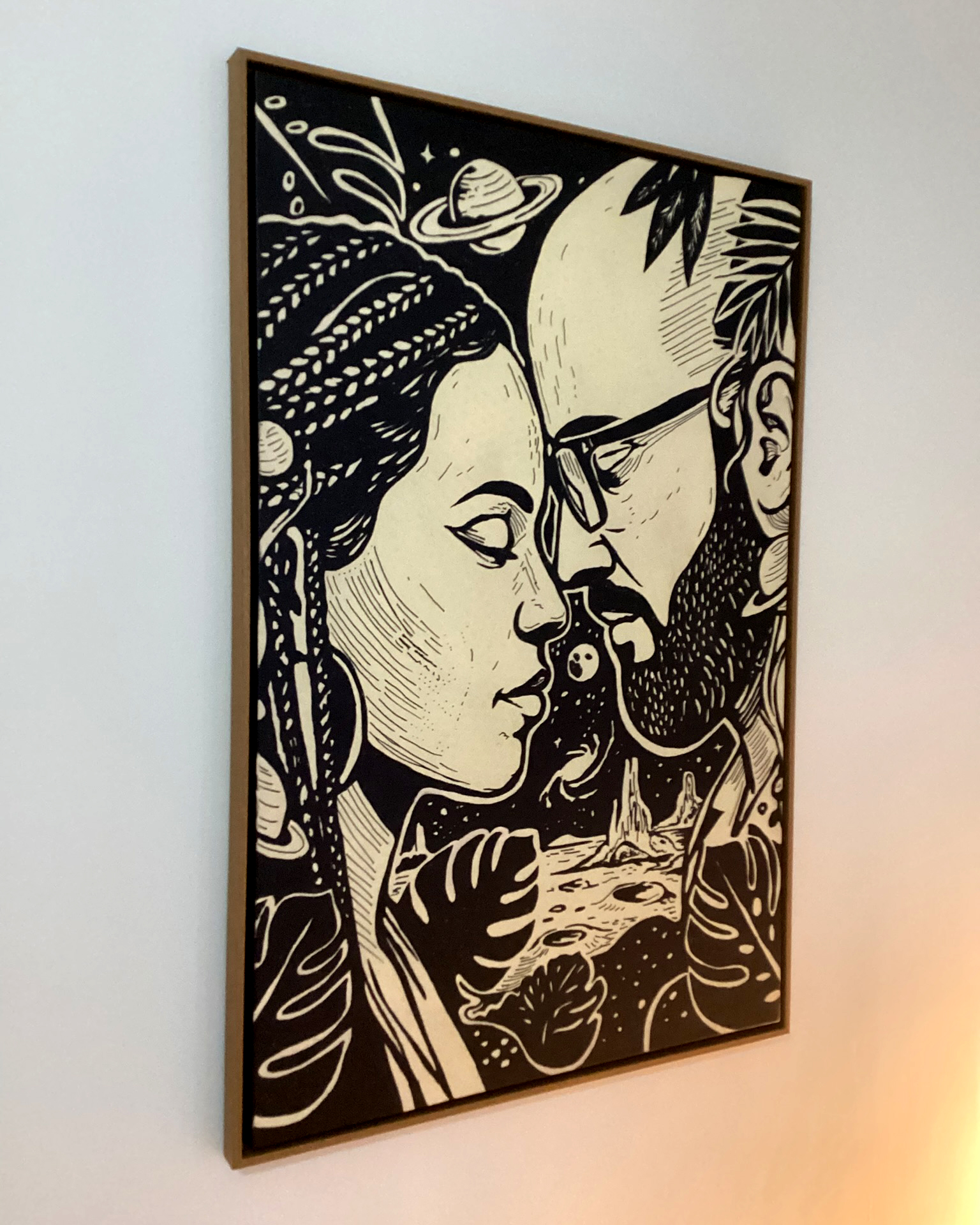 Quadro personalizado de casal em ilustração autoral visto em perspectiva na parede